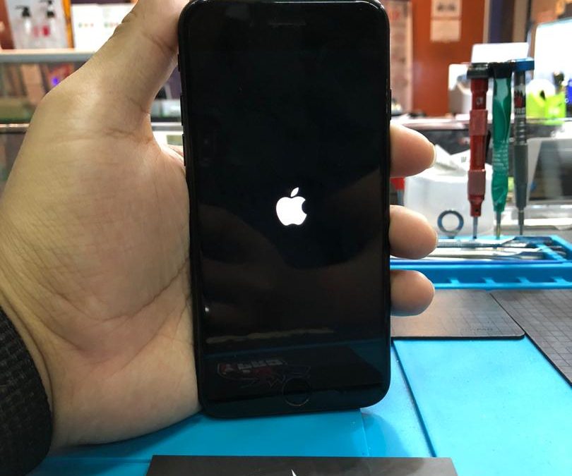 Penukaran Backlight iPhone 7 tersangkut pada logo Apple di iPro Ampang