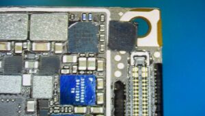 Charging IC baru dipasang pada motherboard 