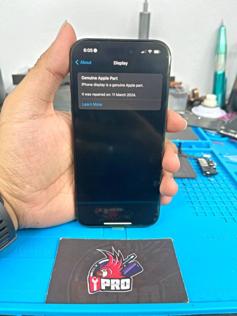 Kami menggunakan server Apple untuk tukar skrin genuine iPhone 15 Pro