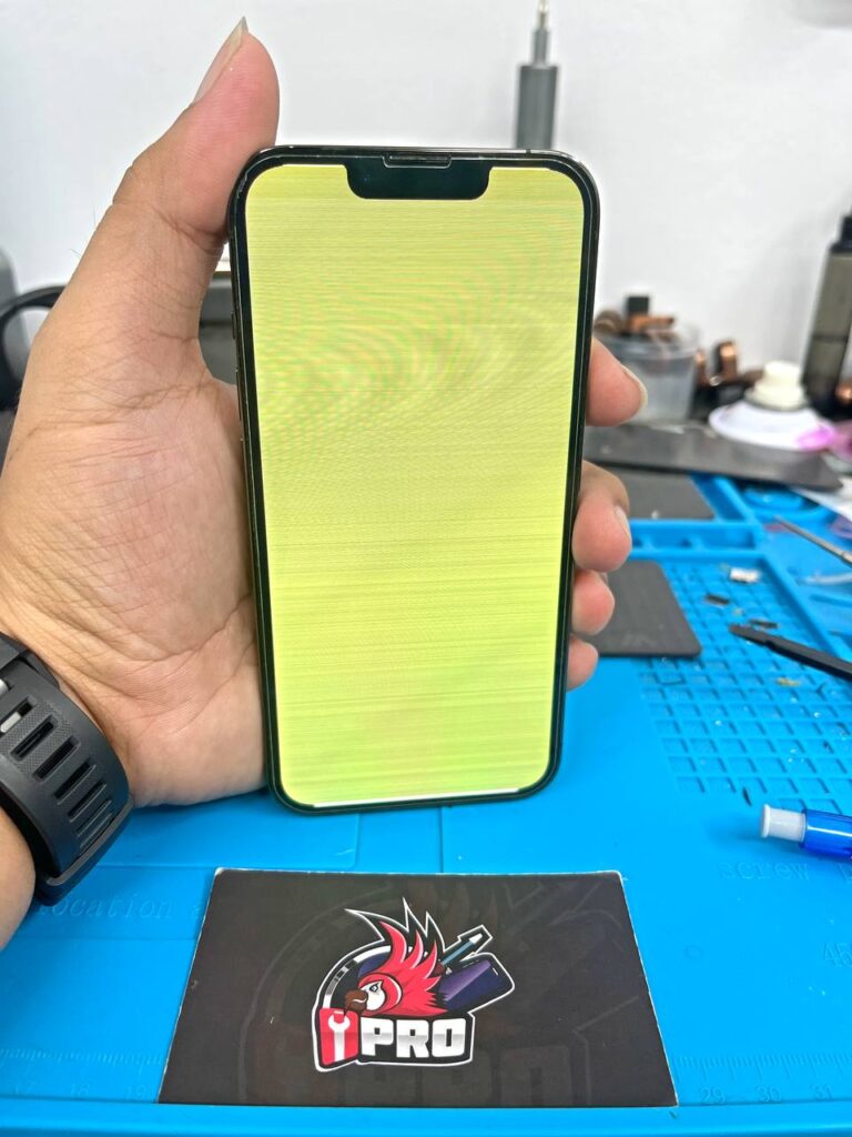 Sebelum repair iphone skrin hijau