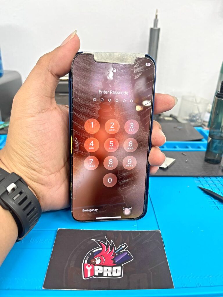 Glass iPhone sudah ditanggalkan, hanya tinga skrin display sahaja