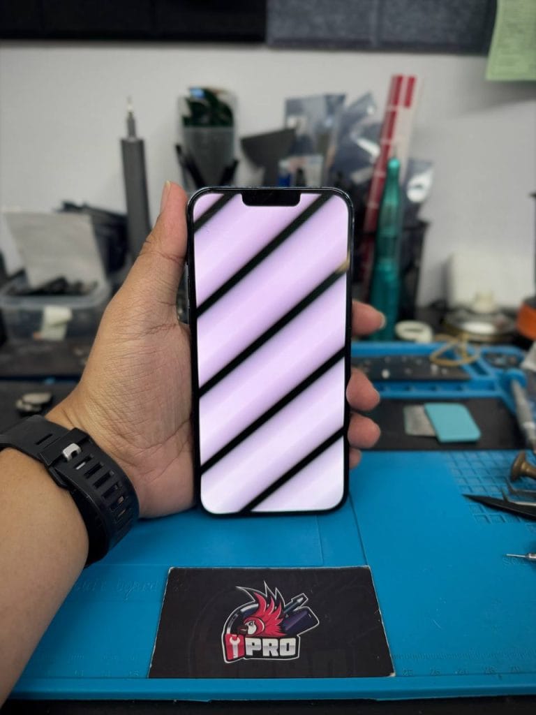 Skrin iPhone 13 Pro jadi putih dan hitam sahaja